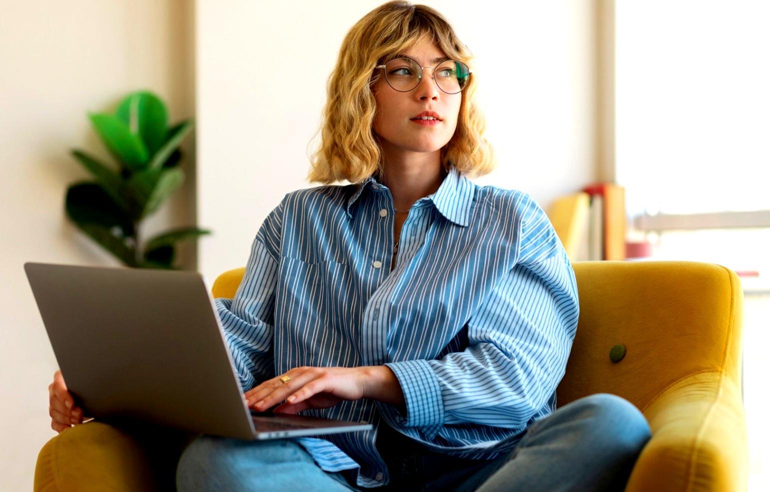 Espace de travail organisé avec documents financiers et outils de planification